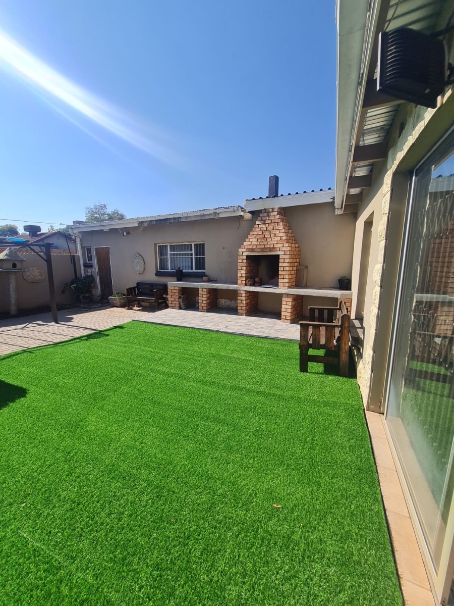 4 Bedroom Property for Sale in Rhodesdene Northern Cape